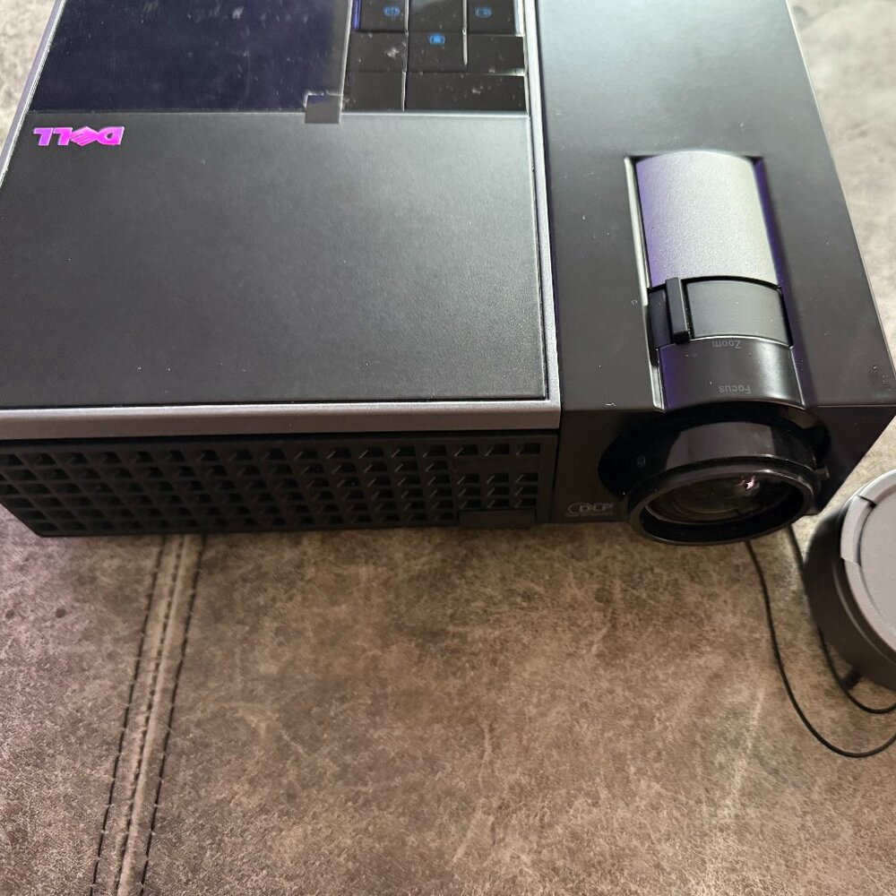 DELL M210x DLPHD PORTABLE PROJECTOR GREAT SHAPE - HDMI - FREE CASE